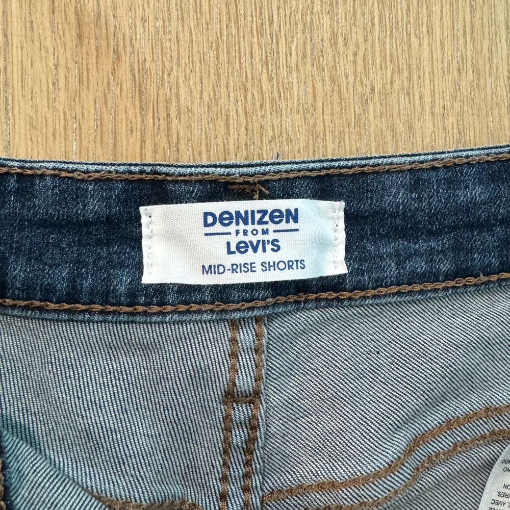 Levis cuffed shorts size 4 in great condition! - Picture 3 of 3